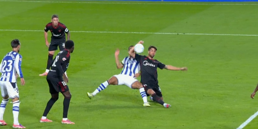 El penalti señalado a Fabio Cardoso que provocó el gol de Oyarzabal