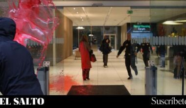 Activistas por la vivienda manchan con pintura a cargos directivos de los fondos buitre - El Salto