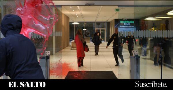 Activistas por la vivienda manchan con pintura a cargos directivos de los fondos buitre - El Salto