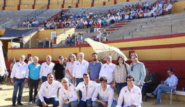 Posado en primer término de responsables del Club Taurino 'Almodóvar' y del Ayuntamiento.