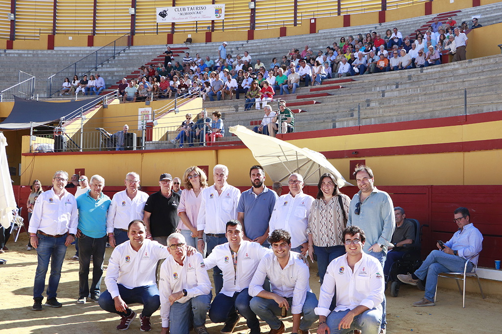 Posado en primer término de responsables del Club Taurino 'Almodóvar' y del Ayuntamiento.
