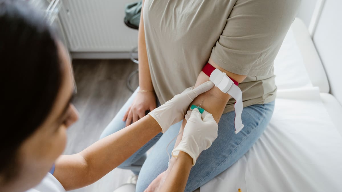 Una psicóloga explica por qué hay gente que se desmaya con las agujas: "Nuestro cuerpo quiere preservar nuestra supervivencia" | Sociedad