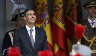Pedro Sánchez vuelve a limitar su exhibición pública, pero no evita los habituales abucheos en el desfile de la Fiesta Nacional