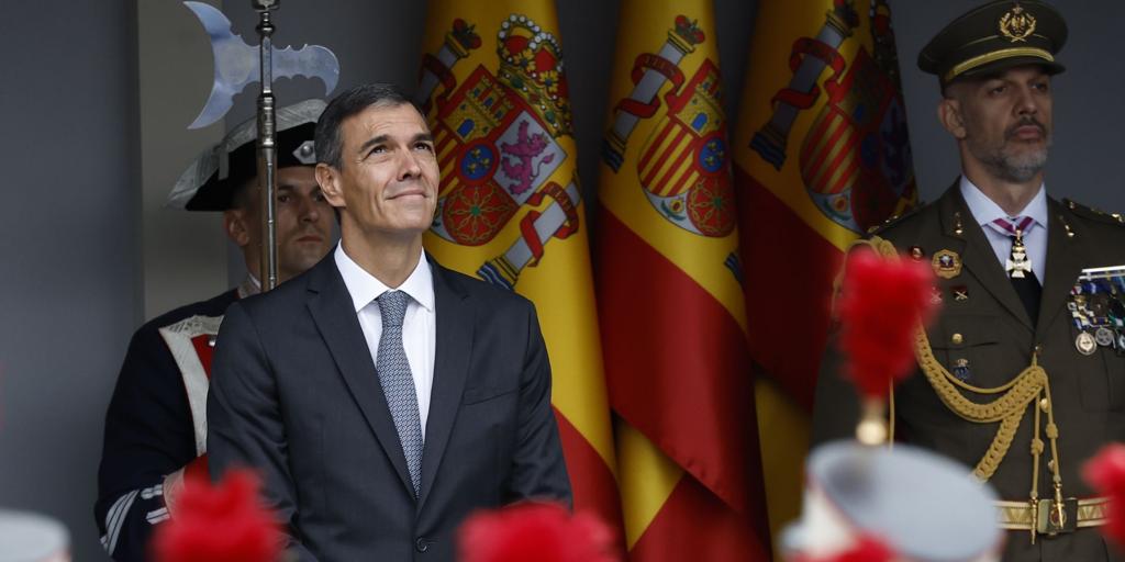 Pedro Sánchez vuelve a limitar su exhibición pública, pero no evita los habituales abucheos en el desfile de la Fiesta Nacional