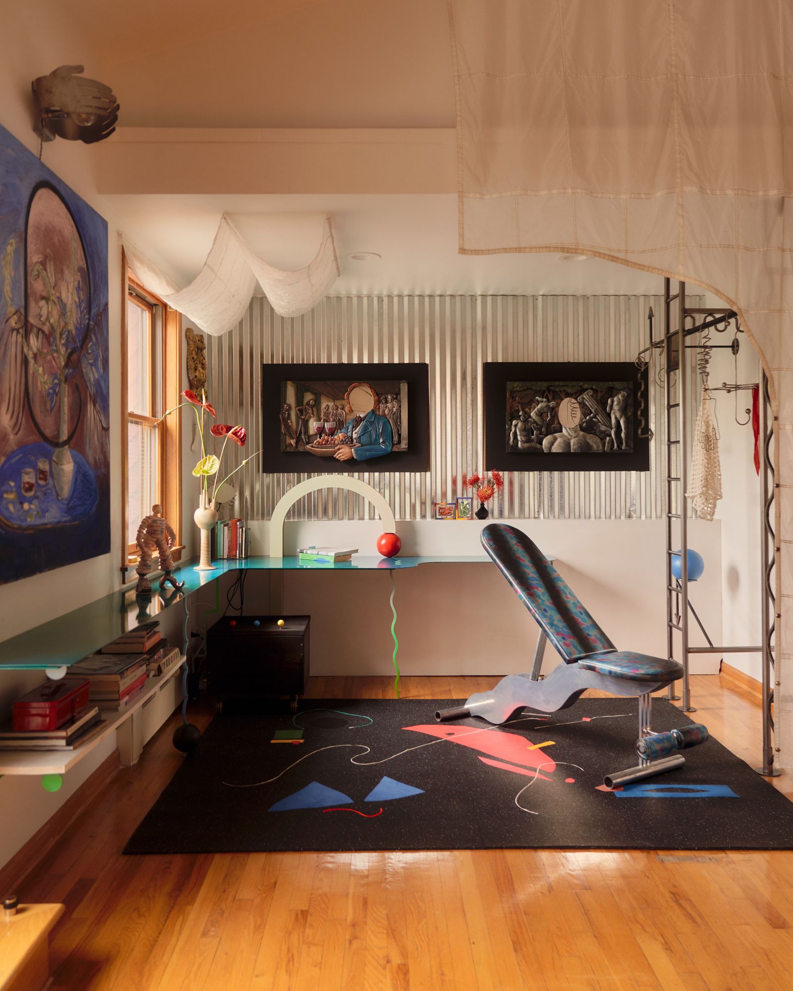 Gimnasio y estancia colorida que recuerda al movimiento Memphis