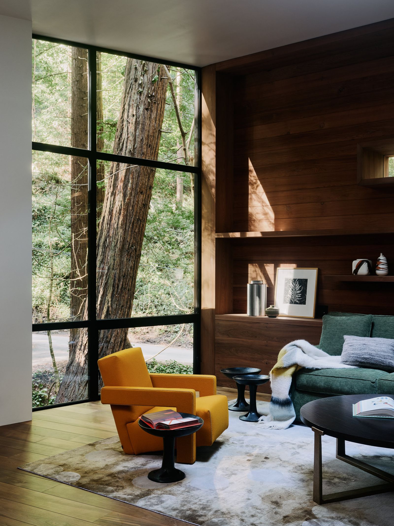 Sala con detalles de madera y vitrales grandes