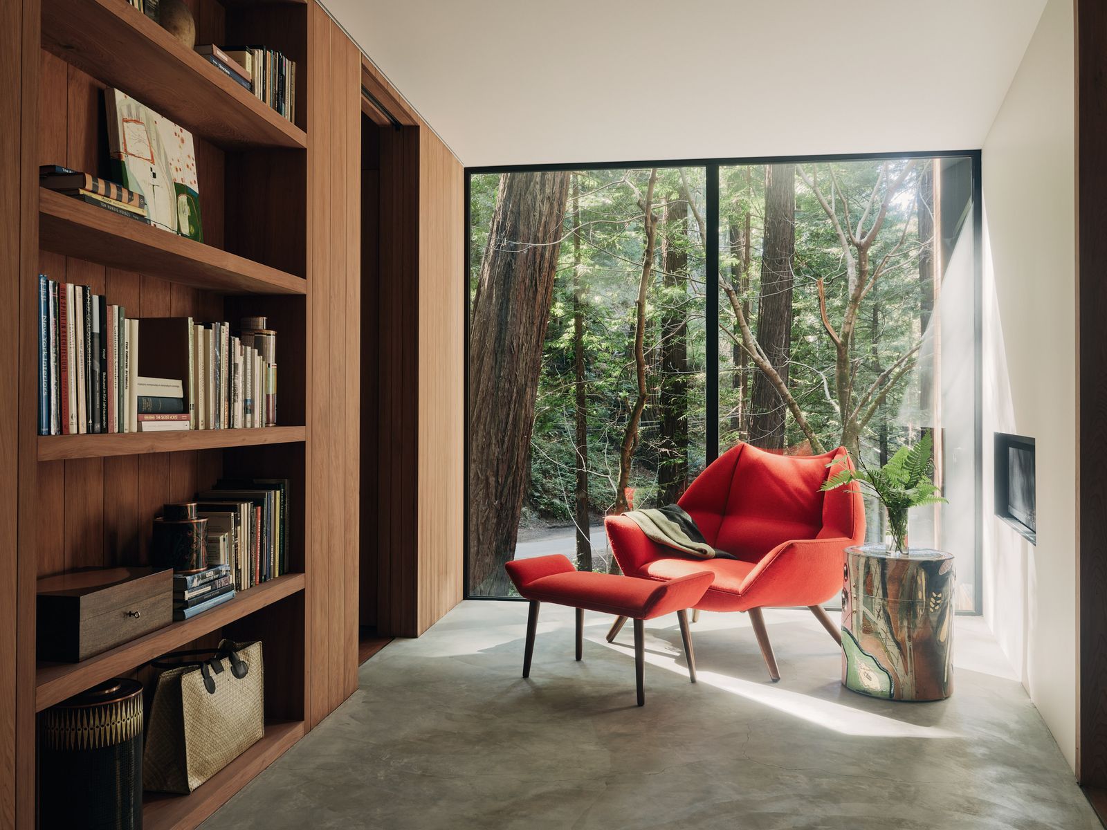 Estudio con vitrales que dan al bosque