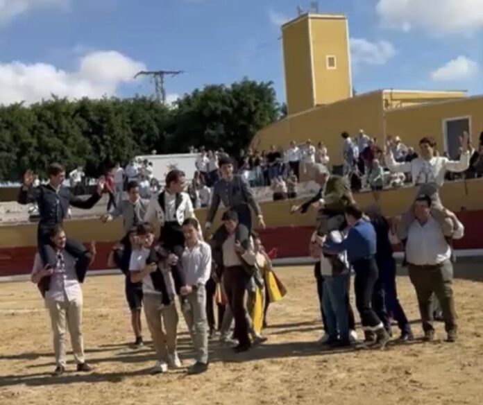 Salen todos a hombros en La Herencia-Casa Grande