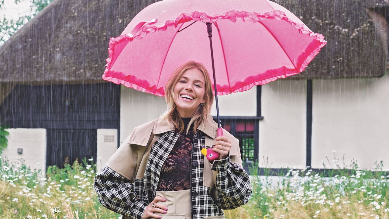 Sienna Miller vende su cabaña inglesa por 2,2 millones de euros: “Es el santuario donde reunía a mi familia y amigos”