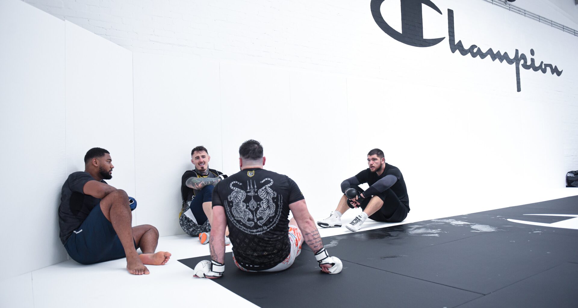 Pinto con el campeón de peso pesado de UFC