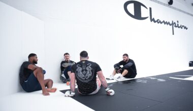 Pinto con el campeón de peso pesado de UFC