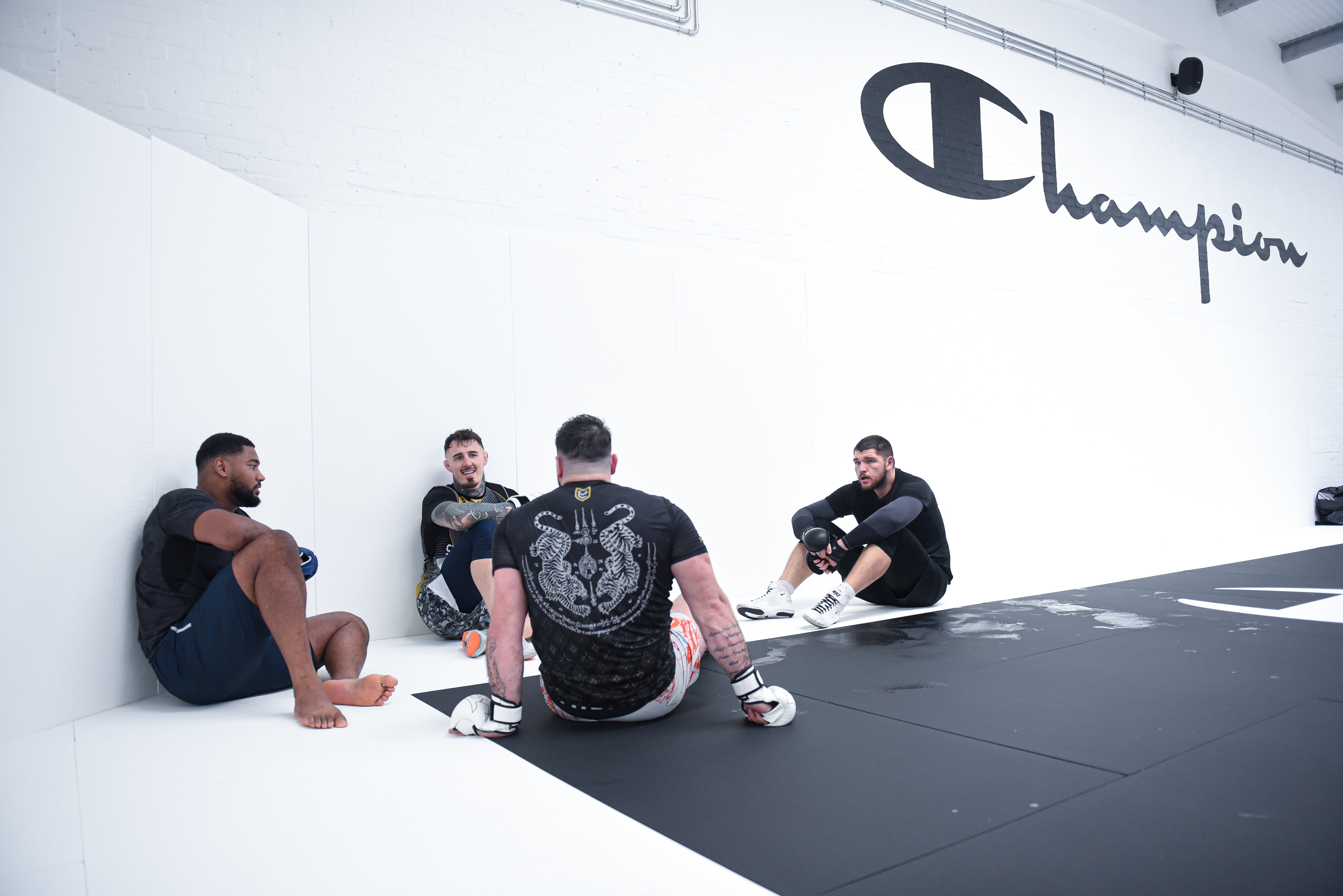 Pinto con el campeón de peso pesado de UFC