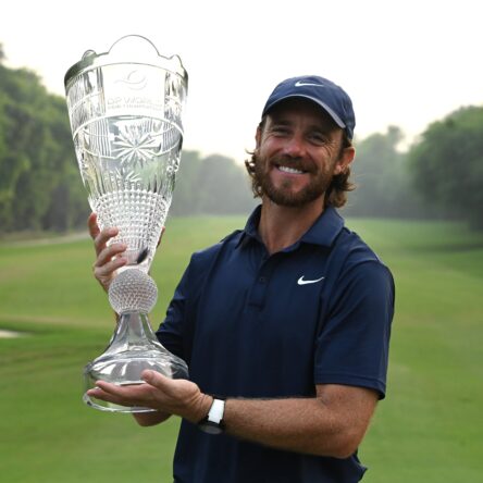 Tommy Fleetwood posa con el trofeo de ganador del DP World India Championship 2025. © DP World Tour