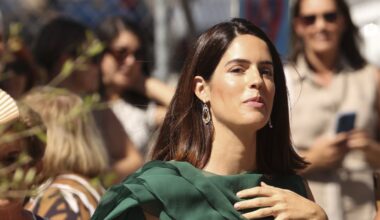 Sofía Palazuelo ha llevado el vestido capa que necesitan todas las invitadas de otoño