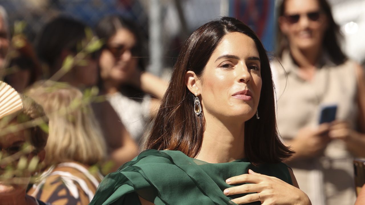 Sofía Palazuelo ha llevado el vestido capa que necesitan todas las invitadas de otoño