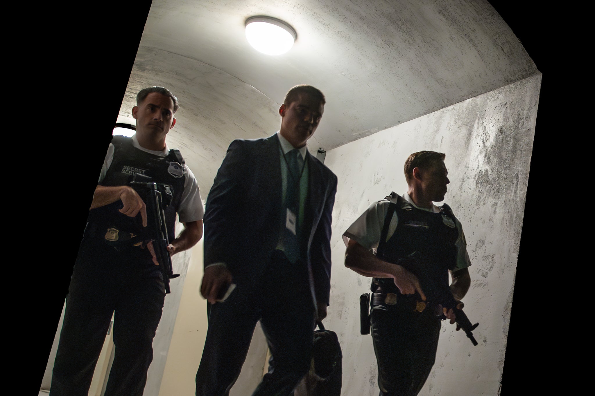 Gabriel Basso (al centro) en ‘Una casa de dinamita’