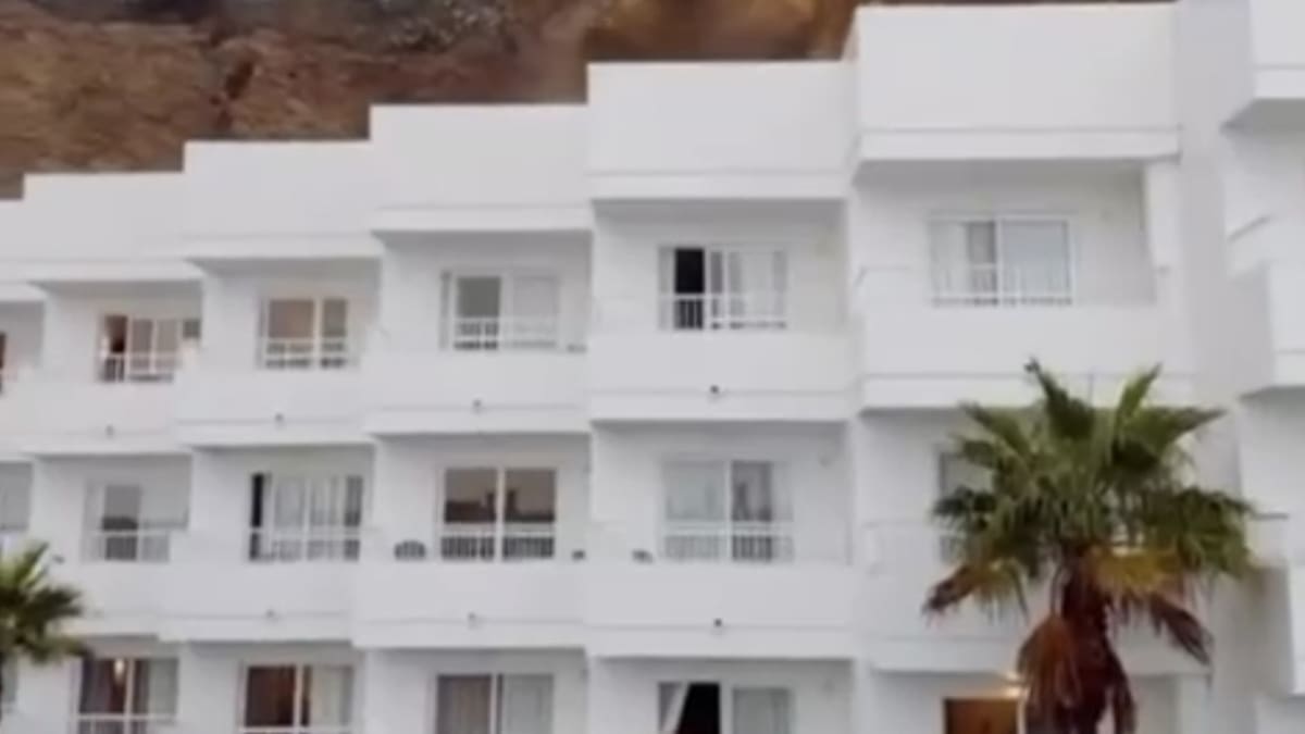Tres heridos, uno de ellos hospitalizado, tras un desprendimiento de rocas sobre un hotel en Ibiza | Sociedad