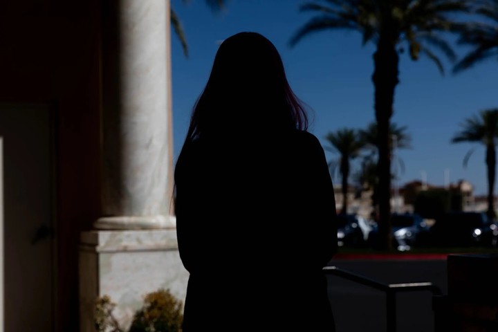 Una compañera de clase de Amy Griffin declaró a The New York Times que algunas de las descripciones que aparecen en «The Tell» sobre la agresión sufrida por la Sra. Griffin son inquietantemente similares al abuso que ella misma sufrió en la escuela secundaria, por parte de otro profesor. Foto: Mikayla Whitmore para The New York Times.