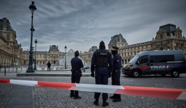Unos ladrones encapuchados se llevan las joyas de Napoleón en un robo en el Louvre | Cultura