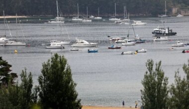El juez ordena derribar dos casas prefabricadas ilegales construidas hace 32 años en primera línea de playa en Aldán