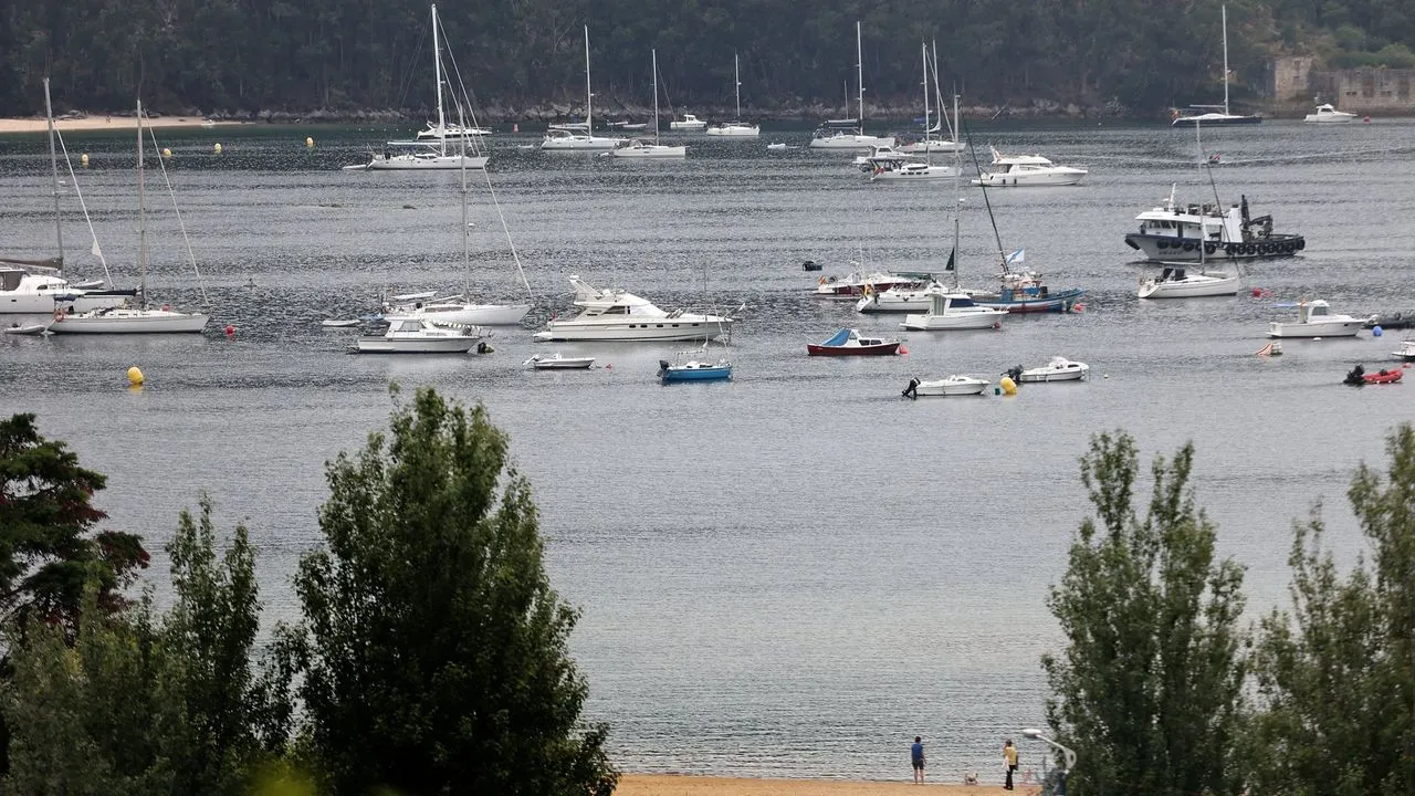 El juez ordena derribar dos casas prefabricadas ilegales construidas hace 32 años en primera línea de playa en Aldán