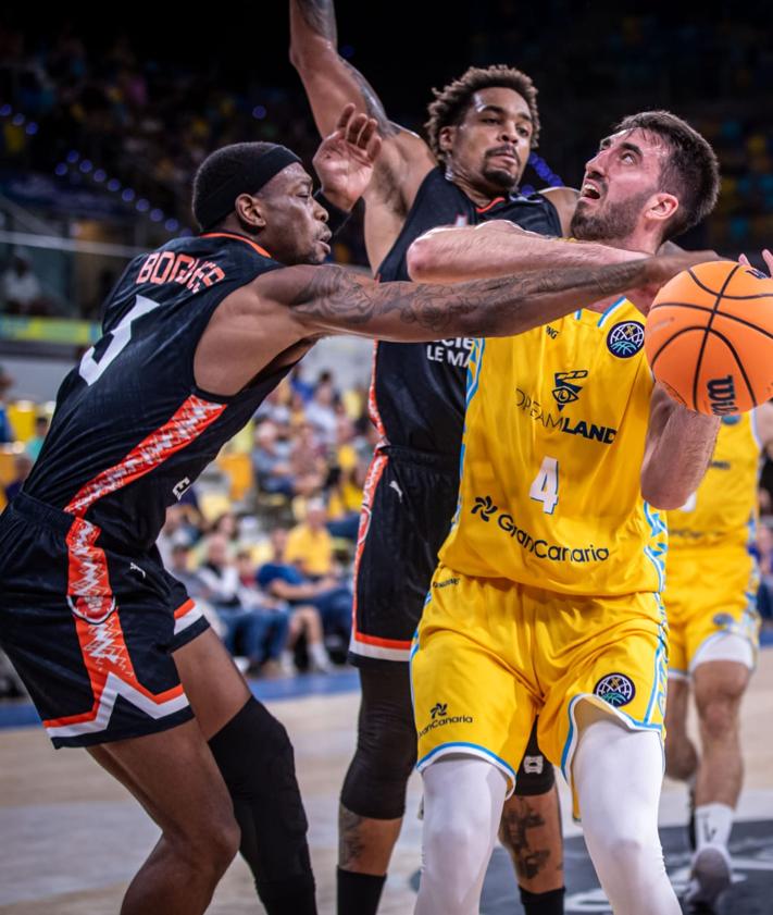Imagen secundaria 2 - El Gran Canaria olvida las penas en Europa, aunque con un agónico triunfo ante el Le Mans (73-68)