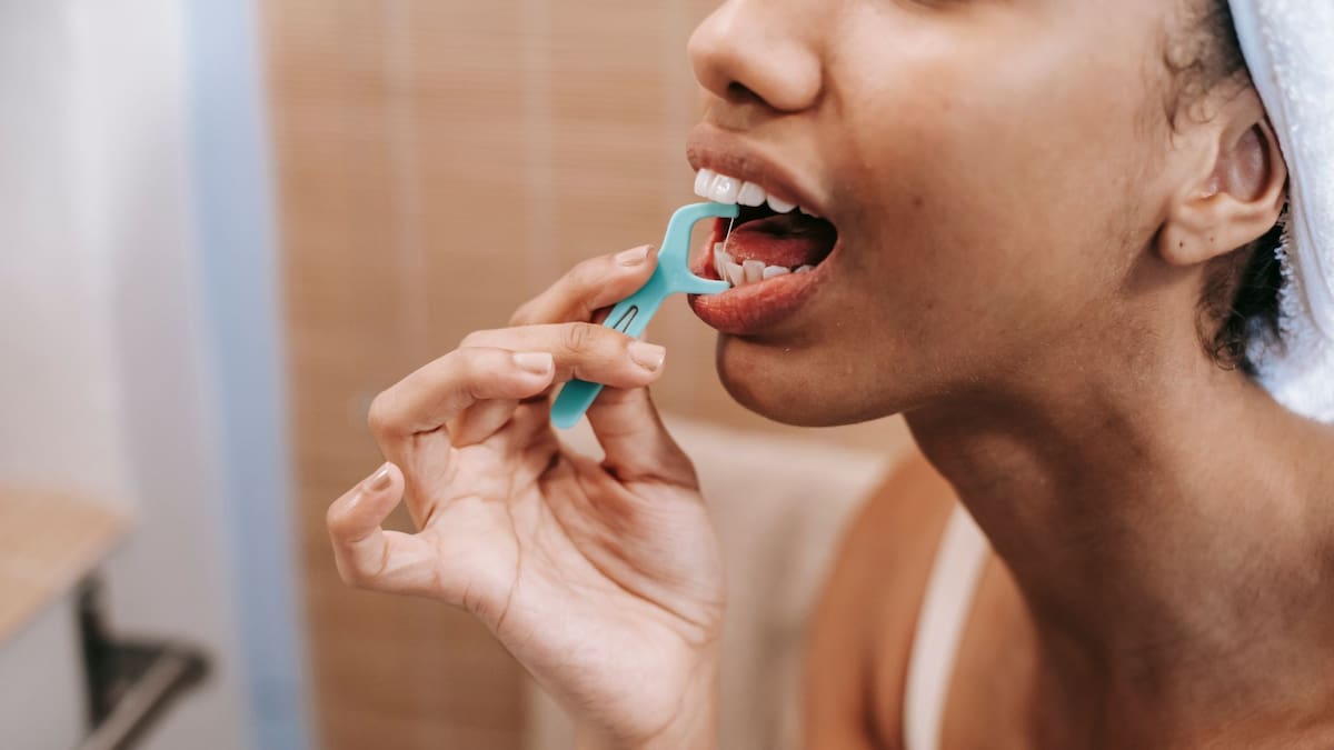 El uso diario de hilo dental podría prevenir enfermedades cardíacas y crónicas, según especialistas | Foto: Especial (canva)