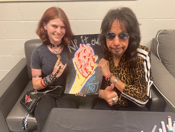 Frehley posó con una fan