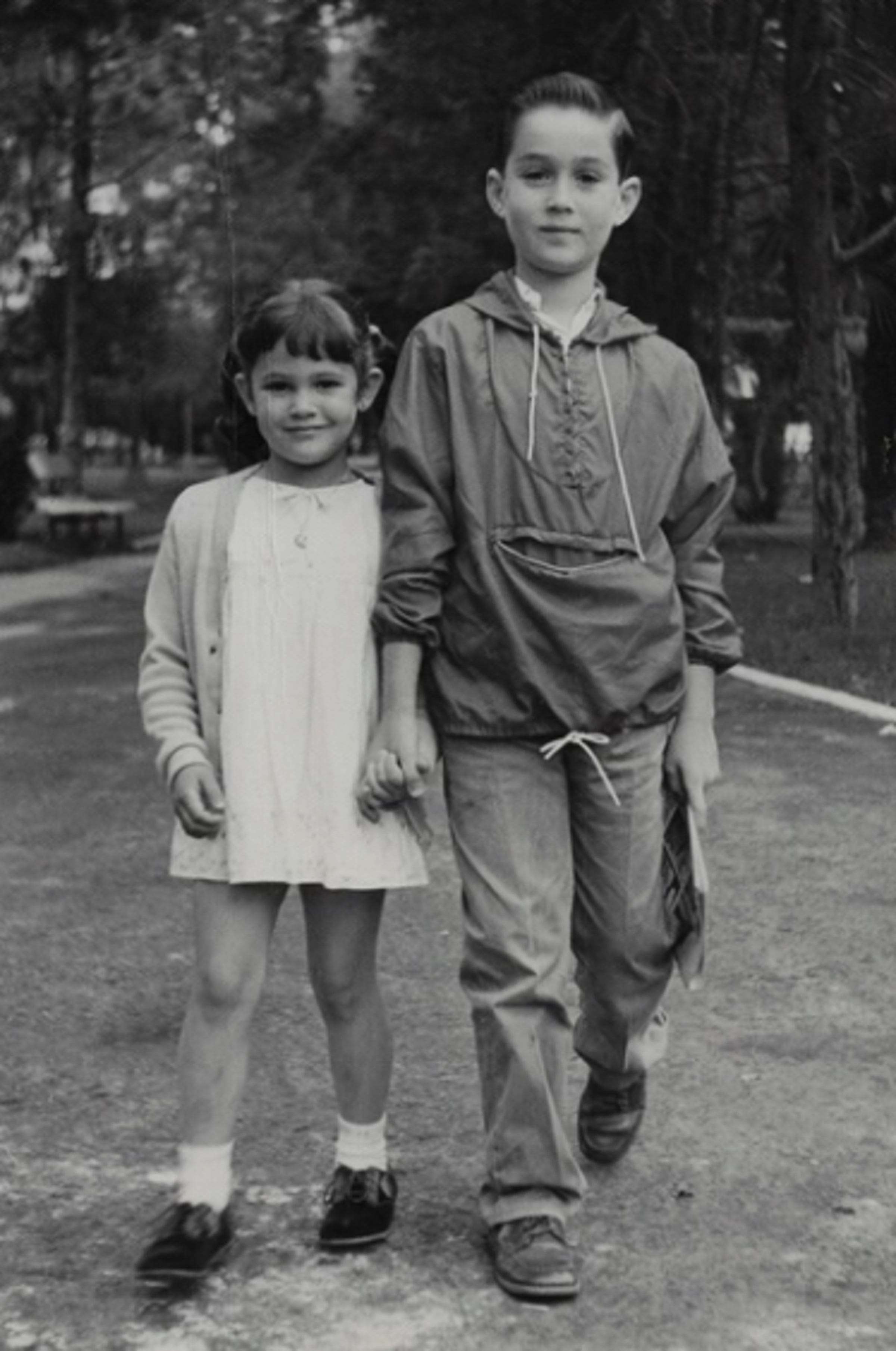 La foto de Tamara e Isaac Saltzman que aparece al final dela serie mexicana "Nadie nos vio partir" (Foto: Netflix)