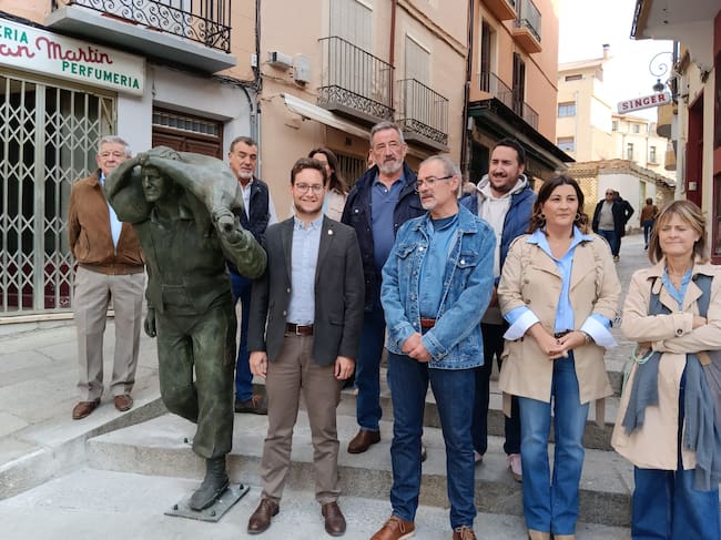 El alcalde de Aranda, la concejala de Turismo y otros concejales posan con el autor de la escultura (con cazadora vaquera)