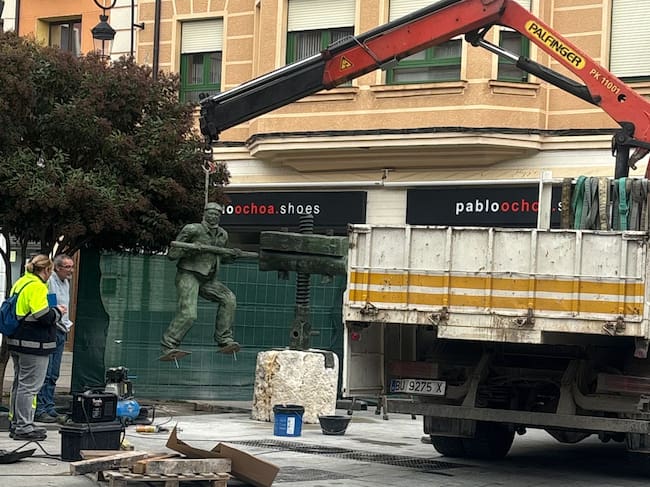 Preparativos en la tarde de ayer de la escultura del aparcero