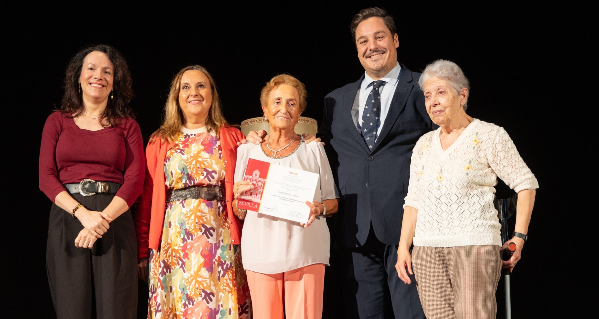 El Ayuntamiento reúne a más de 300 personas mayores para celebrar el Día Internacional de las Personas de Edad — Actualidad