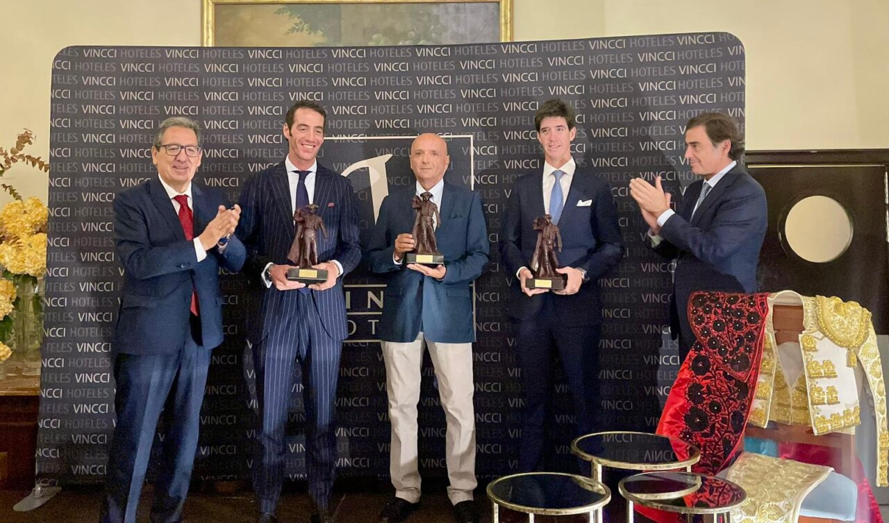 Escribano, Pepe Moral y Esaú Fernández reciben el “Detalle para el recuerdo”