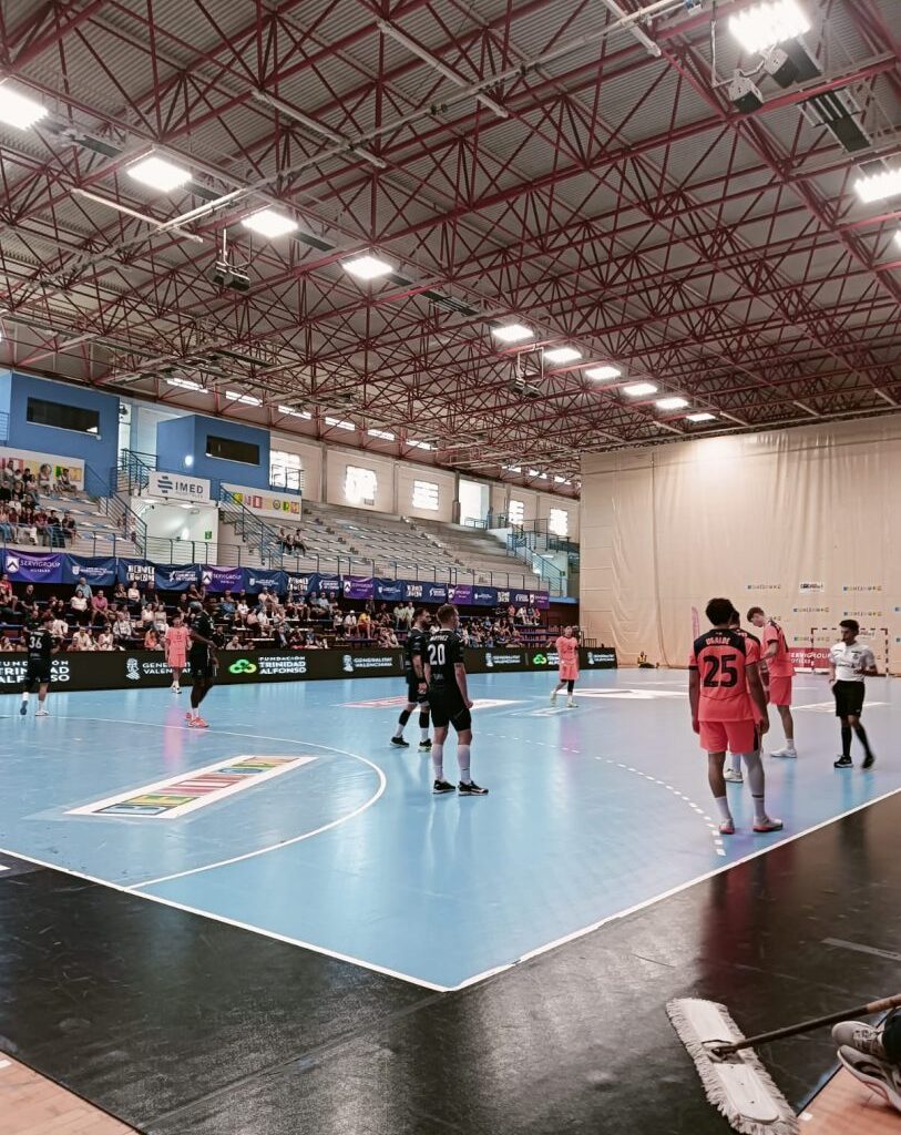 El Balonmano Servigroup Benidorm se gusta ante el Barça Athletic