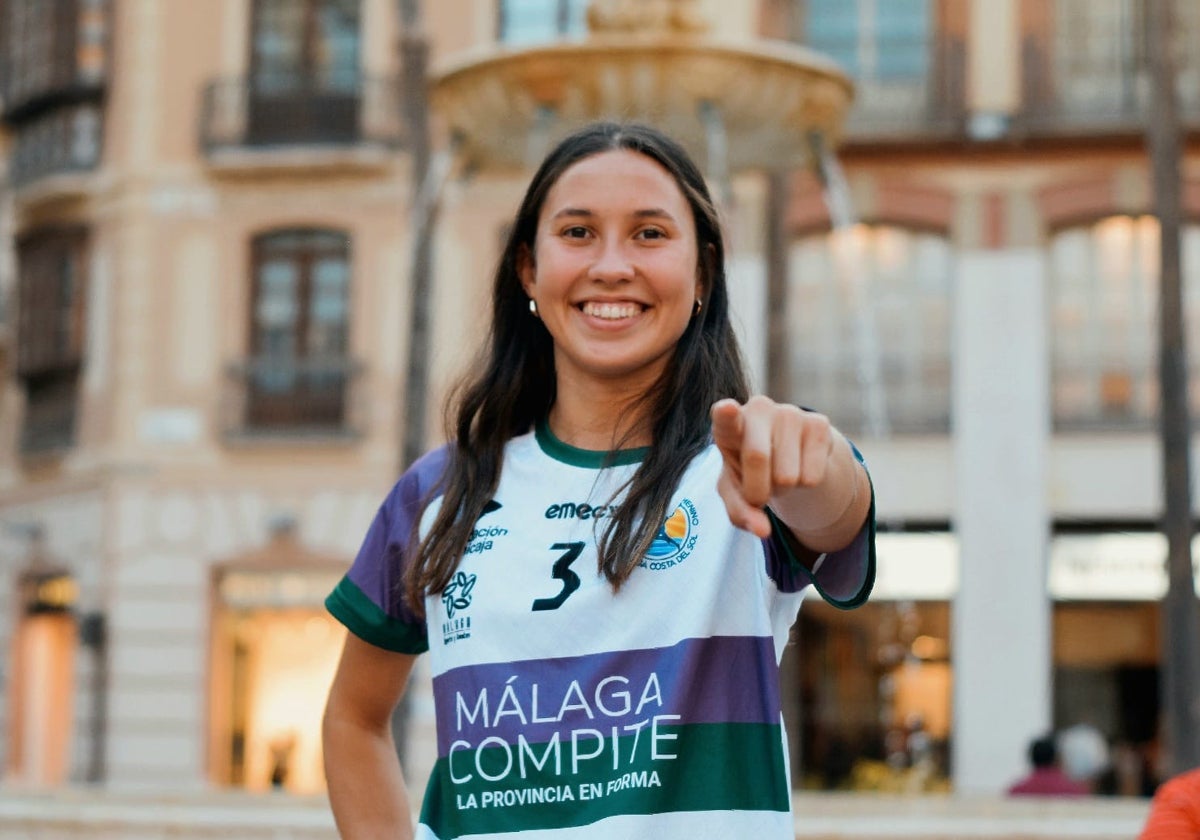 Martina Romero: «Aquí puedo salir a la calle con el móvil y allí he de estar a mil ojos»