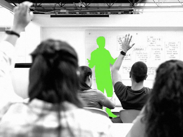 Grupo de estudiantes levantando la mano y haciendo preguntas al profesor en una clase de informática