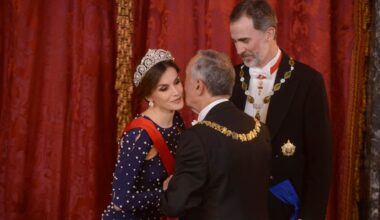 Ana Locking recuerda cómo vivió el pequeño incidente que tuvo la reina Letizia con un vestido suyo durante una cena de gala | Sociedad