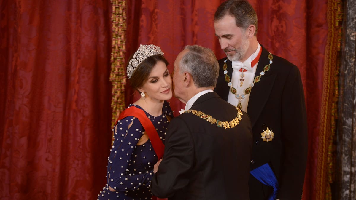 Ana Locking recuerda cómo vivió el pequeño incidente que tuvo la reina Letizia con un vestido suyo durante una cena de gala | Sociedad