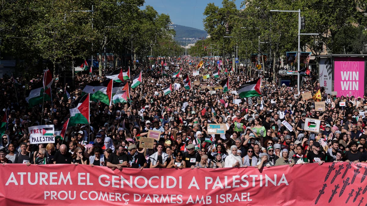 Un grupo minoritario de manifestantes ataca locales de marcas internacionales en Barcelona durante la manifestación por Palestina | Cadena SER