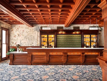 El lobby victoriano del hotel del Coronado,  en San Diego, cuyas maderas y papel se han restaurado por completo. En el centro al fondo, sus llaves verdes.