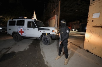 Un miliciano de Hamas vigila