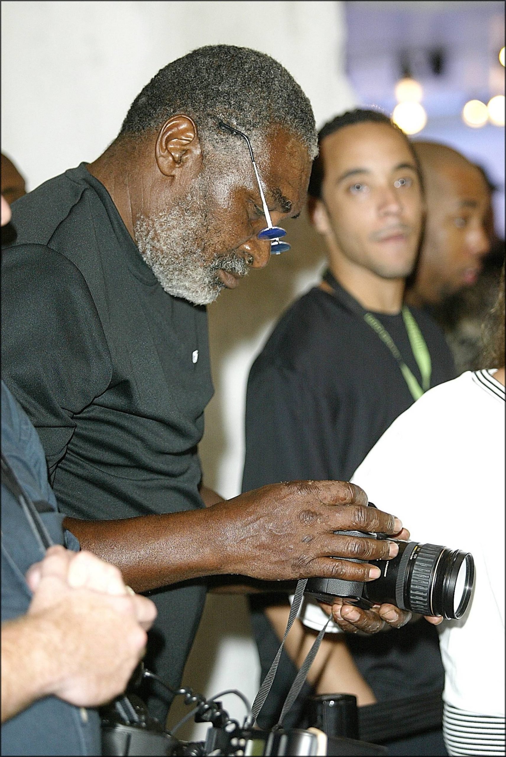Richard Williams con una cámara de fotos. (Foto: Gtres)