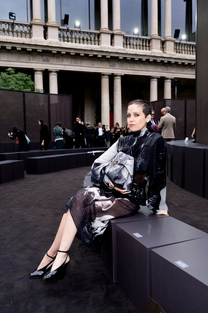 Natasha Dupeyrón apuesta por un conjunto en escala de grises.