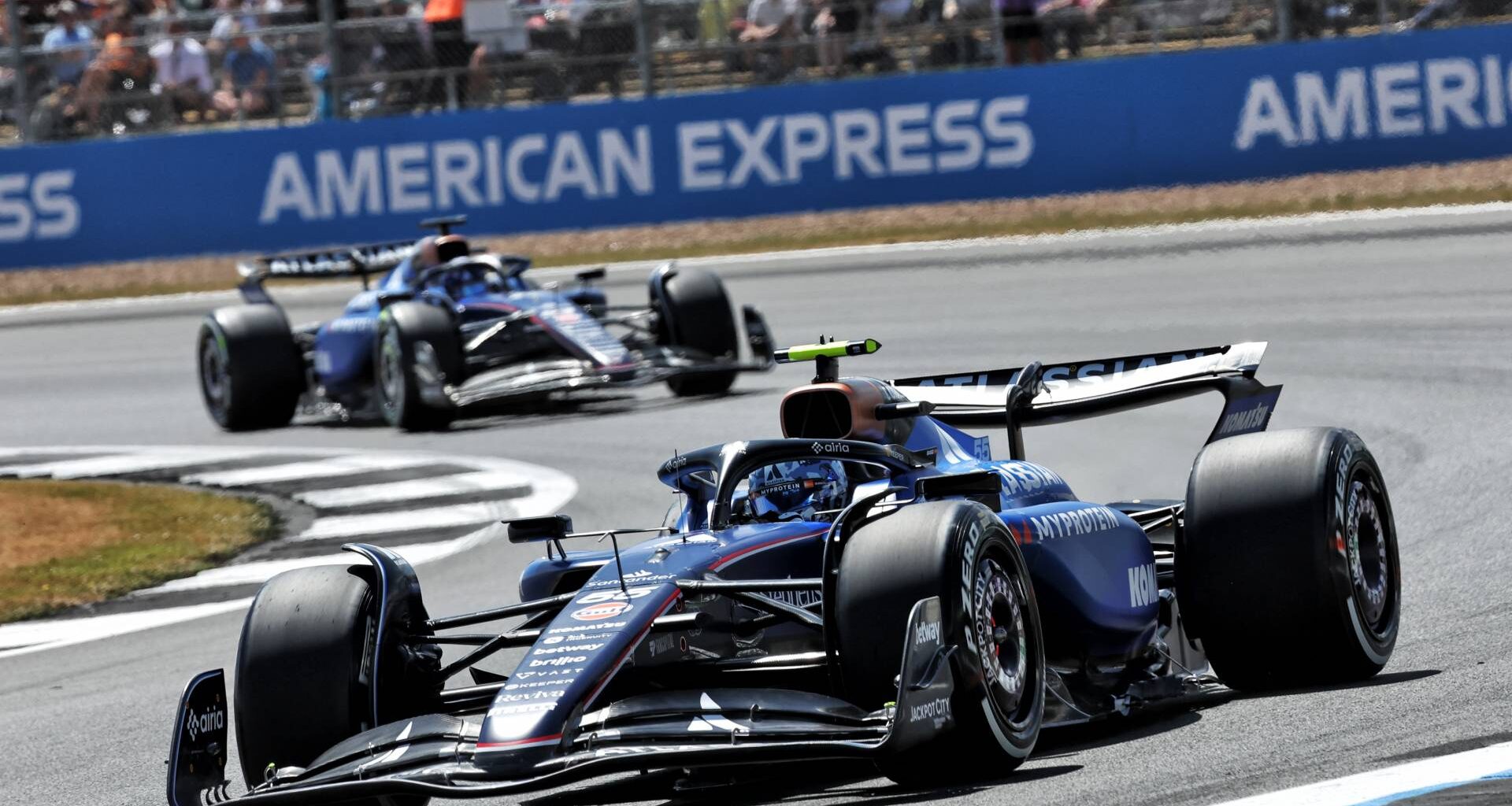 Carlos Sainz cumple su programa en los primeros Libres de Silverstone, pese al viento