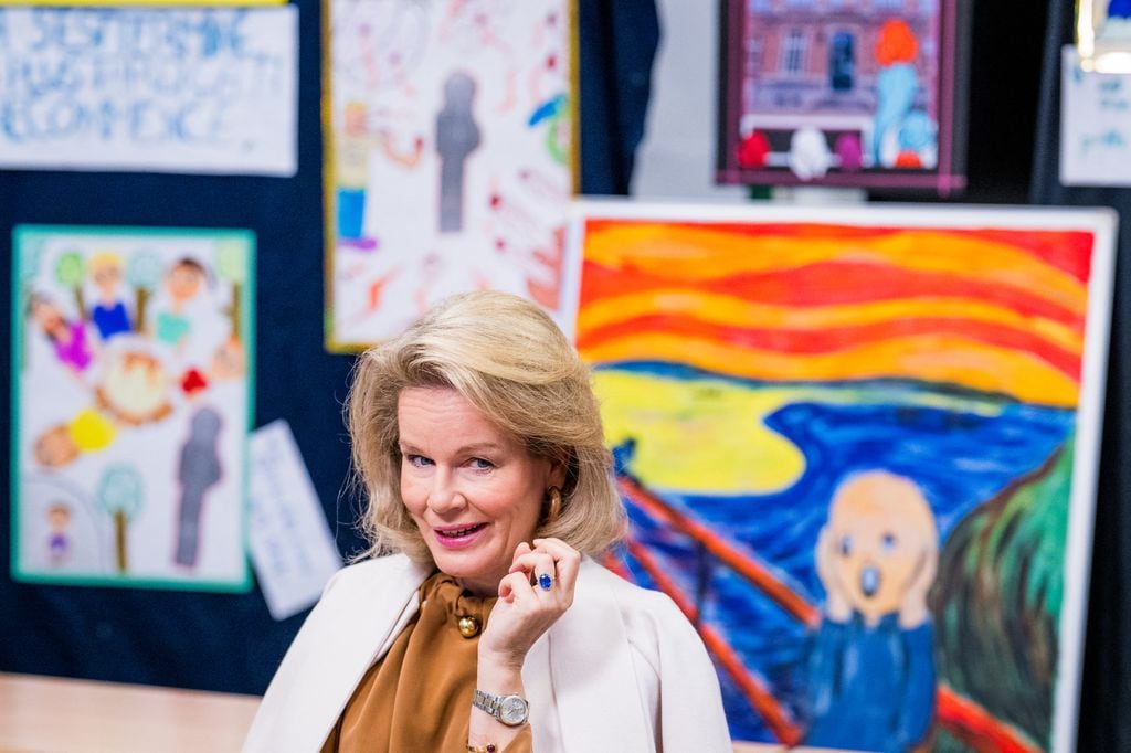 Matilde de Bélgica con un anillo con un zafiro