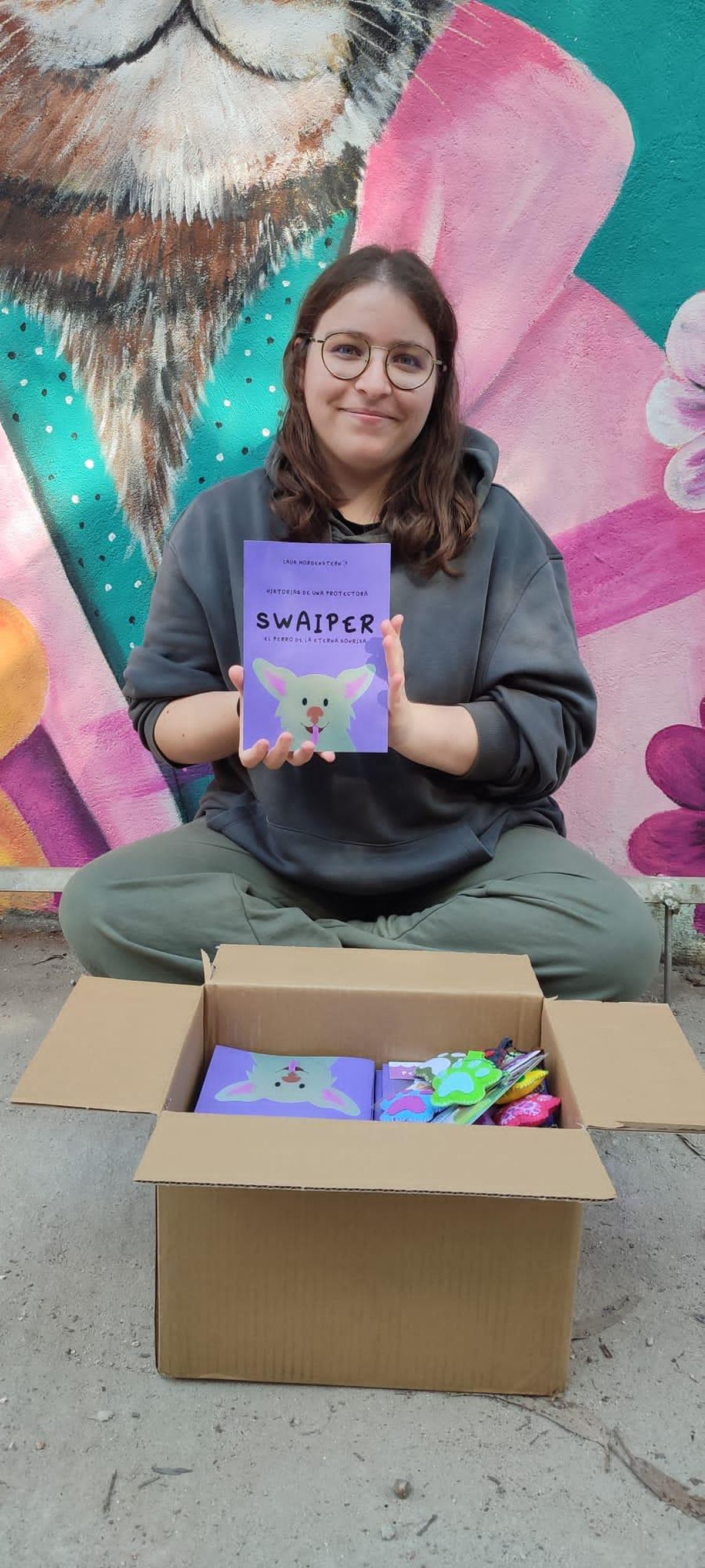 La autora con el libro.