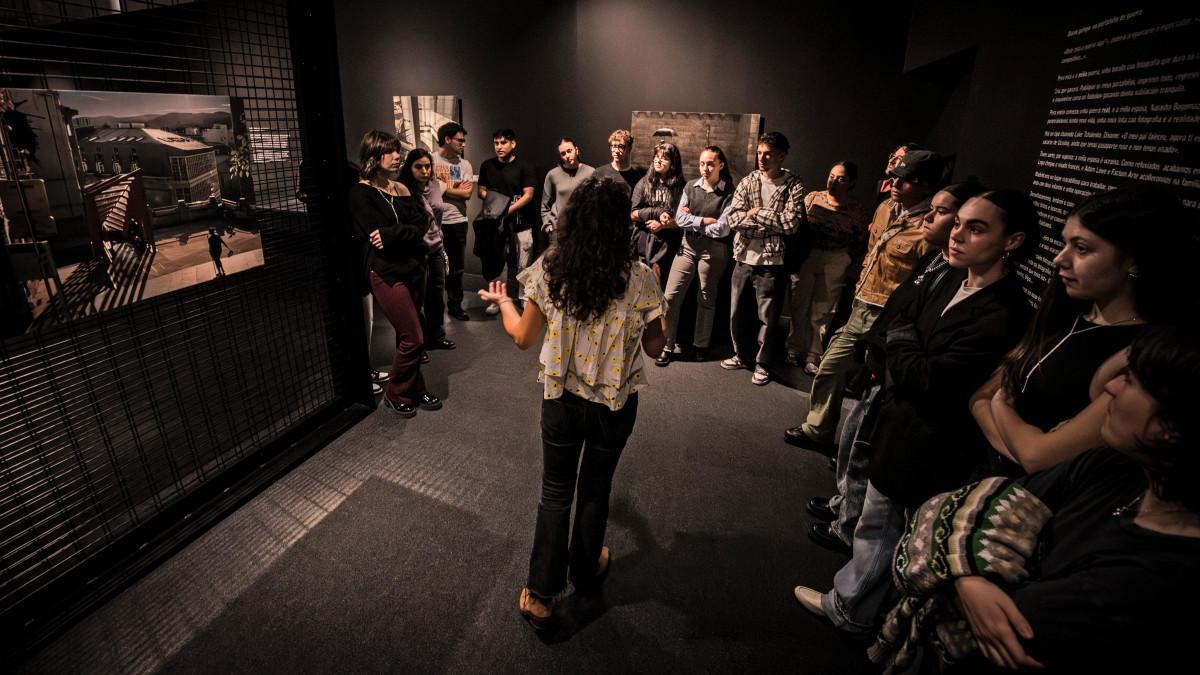 Estudiantes en plena escucha durante la visita guiada en el Gaiás.