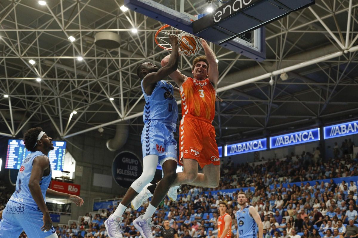 LUGO, 12/10/2025.- El ala pÃ­vot danÃ©s del RÃ­o Breogan Bakary Dibba (c) intenta taponar a Nate Reuvers (d), del Valencia, durante el partido de la Liga Endesa de baloncesto entre el RÃ­o Breogan y el Valencia Basket, este domingo en Lugo. EFE/ Eliseo Trigo