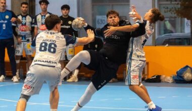 Diogo Freitas lanza a portería frente a dos jugadores del Trops Málaga.