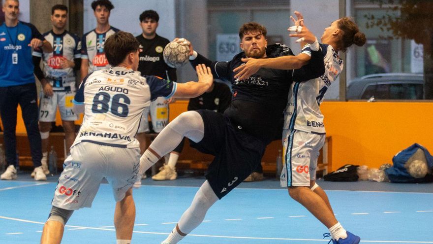 Diogo Freitas lanza a portería frente a dos jugadores del Trops Málaga.